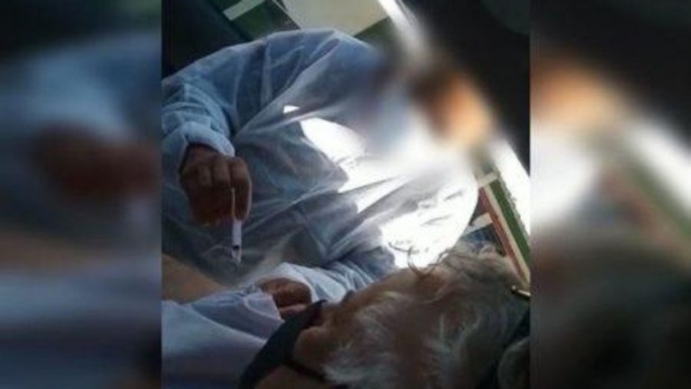 SP: mulher finge ter aplicado vacina e seringa com dose é encontrada no lixo