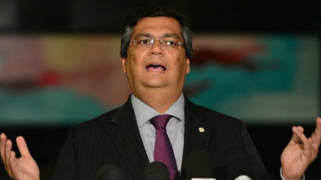 Bolsonaro causa "efeito negativo" com aglomeração 'irresponsável', critica Dino