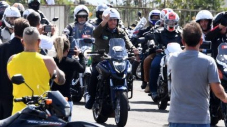 Bolsonaro defende isenção de motos em pedágios e diz que já avisou ministro