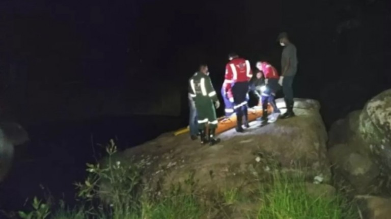 Casal morre ao pular em cachoeira para fugir de ataque de abelhas em MG