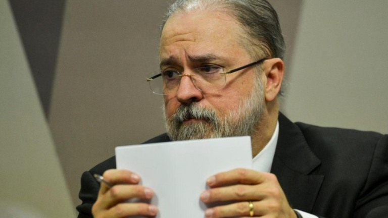 PGR rejeita investigar Bolsonaro por cheques depositados a Michelle por Queiroz