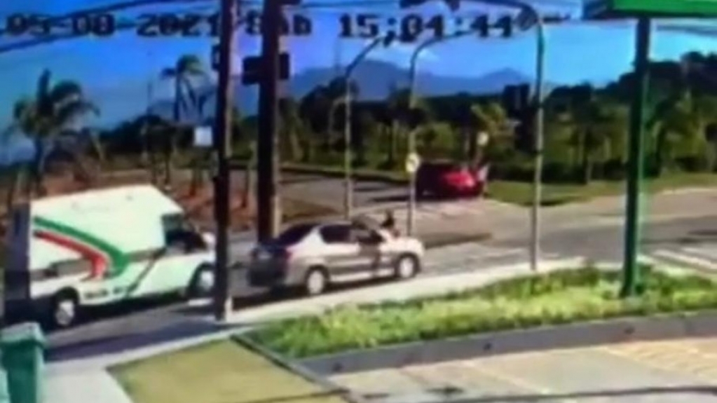 SC: PM é atropelado e arrastado por condutora durante abordagem