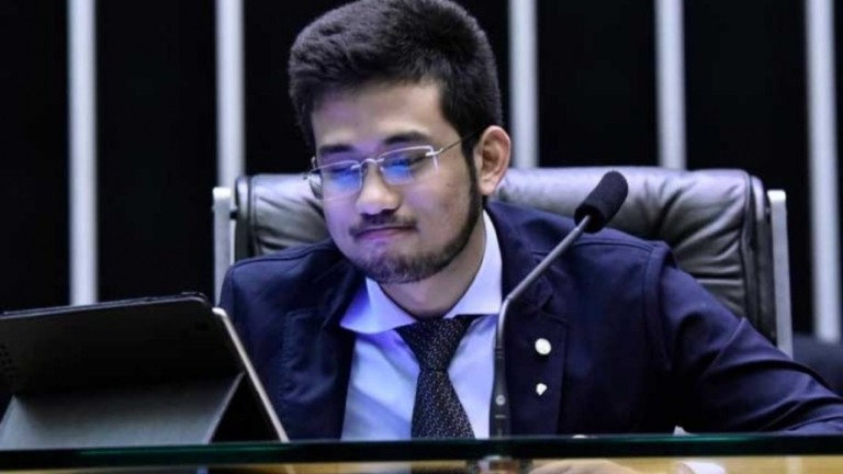 Deputados do MBL vão à Justiça contra aumento no salário de Bolsonaro