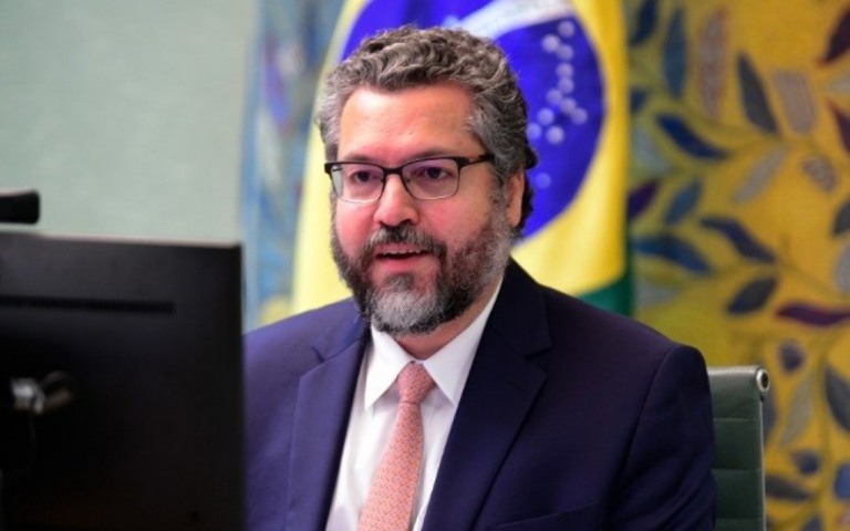CPI da Covid quer investigar ação de Ernesto Araújo para compra de cloroquina