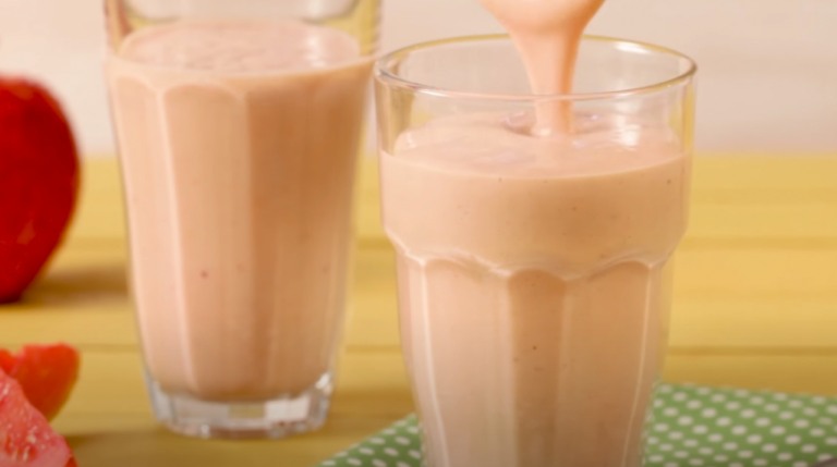 Vitamina cremosa de frutas vermelhas