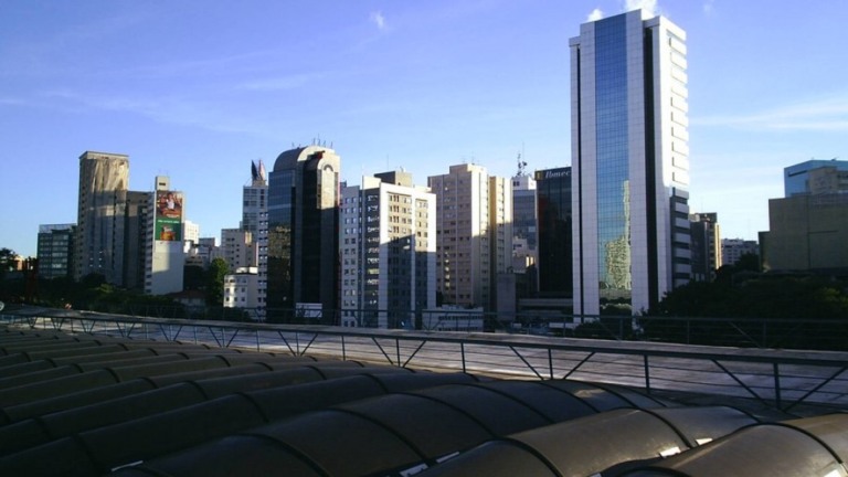 Céu aberto e temperatura agradável à tarde nesta terça em São Paulo