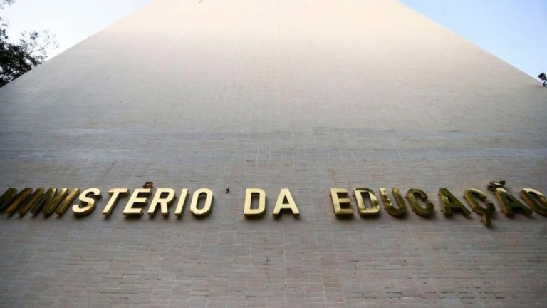 Universidades federais podem fechar com corte de R$ 1 bilhão, diz reitora