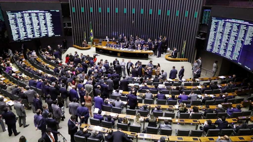 Pensando nas eleições, base bolsonarista adia reforma administrativa para 2023