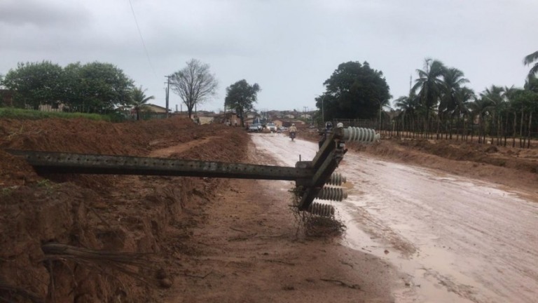 Poste cai sobre carro e mata duas pessoas eletrocutadas em Maceió