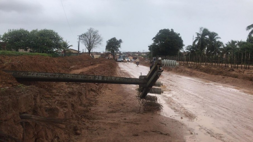 Poste cai sobre carro e mata duas pessoas eletrocutadas em Maceió Poste cai sobre carro e mata duas pessoas eletrocutadas em Maceió
