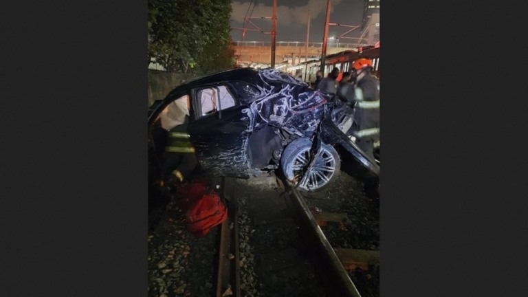 Carro capota de ponte e cai nos trilhos da CPTM em São Paulo