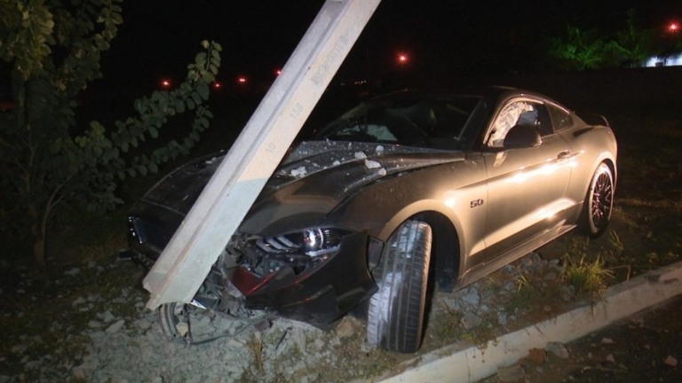 Vídeo: câmera de segurança registra batida de Mustang avaliado em R$ 300 mil
