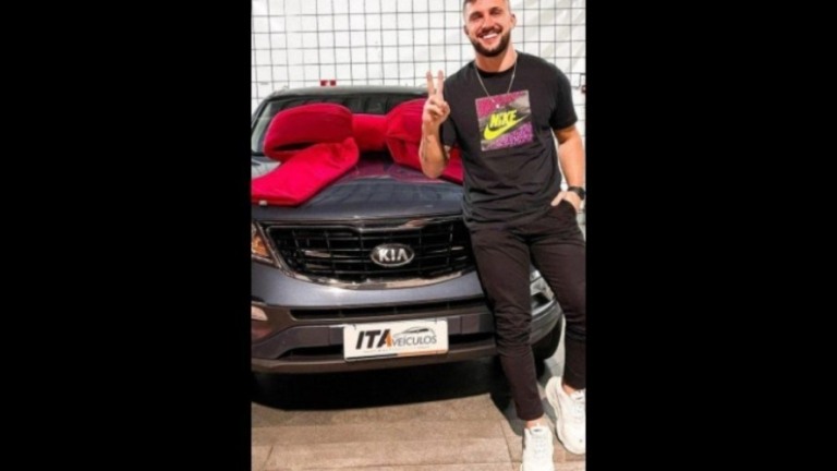 Ex-BBB Arthur Picoli revela que comprou um carro
