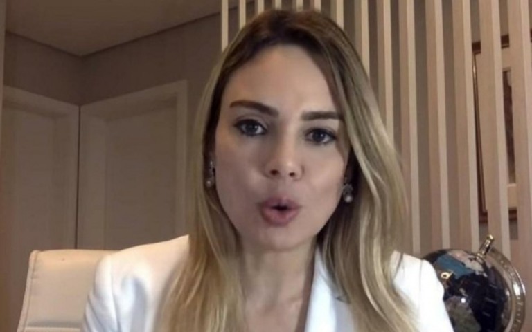 Rachel Sheherazade posta foto de cadáveres para lamentar avanço da Covid-19