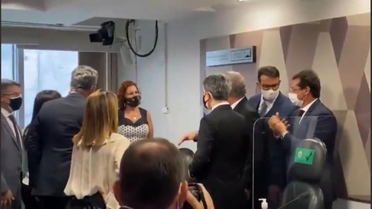 CPI da Covid: Carla Zambelli bate boca e acusa Omar Aziz de "humilhar" depoente