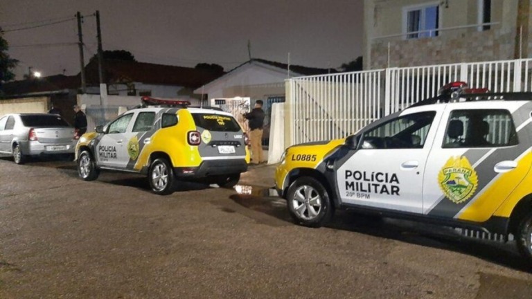 Homem mata o próprio irmão e é flagrado pela PM limpando camisa de sangue