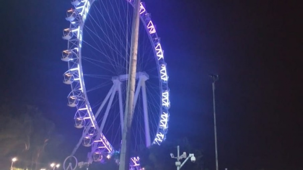 Dupla de turistas é esquecida em roda gigante de Balneário Camboriú