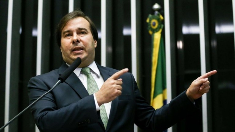 Bolsonaro está "completamente desequilibrado" após pesquisa eleitoral, diz Maia