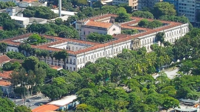 Cortes na UFRJ prejudicam vacinas contra a Covid-19 e podem fechar universidade