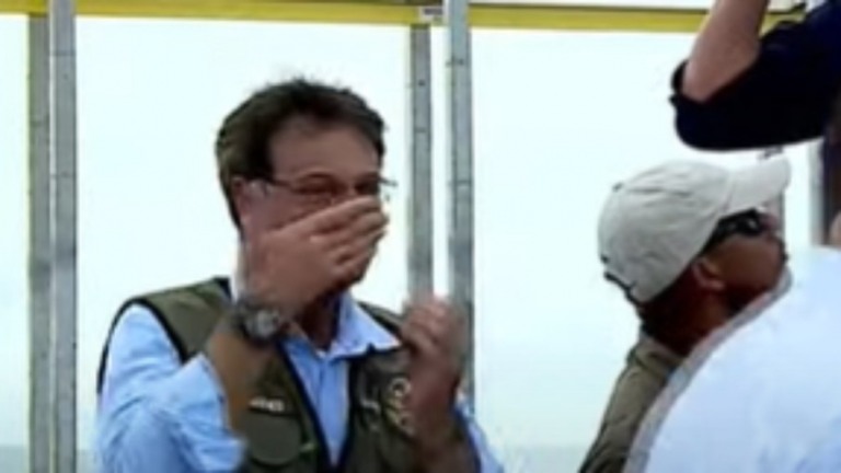Ministro do Turismo é flagrado passando álcool em gel no nariz; assista