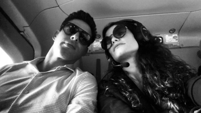 Alinne Moraes posta foto ao lado de Cauã Reymond e brinca: "Na labuta com o ex"