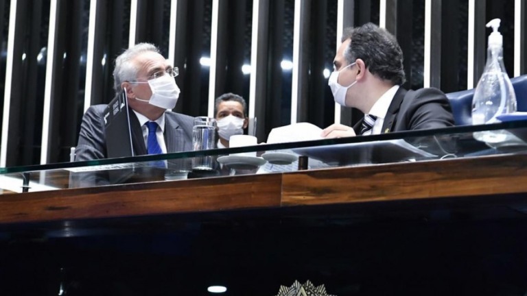 Renan Calheiros se reúne com Pacheco e reclama de ataques de Flávio Bolsonaro