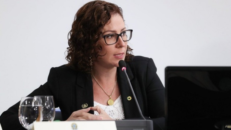 Justiça nega pedido de condenação de Carla Zambelli por "fake news"