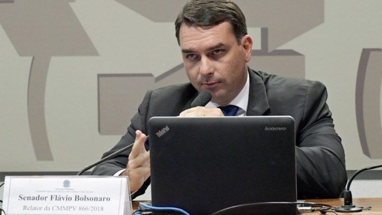 Defesa de Flávio Bolsonaro pede ao STF arquivamento do caso das rachadinhas