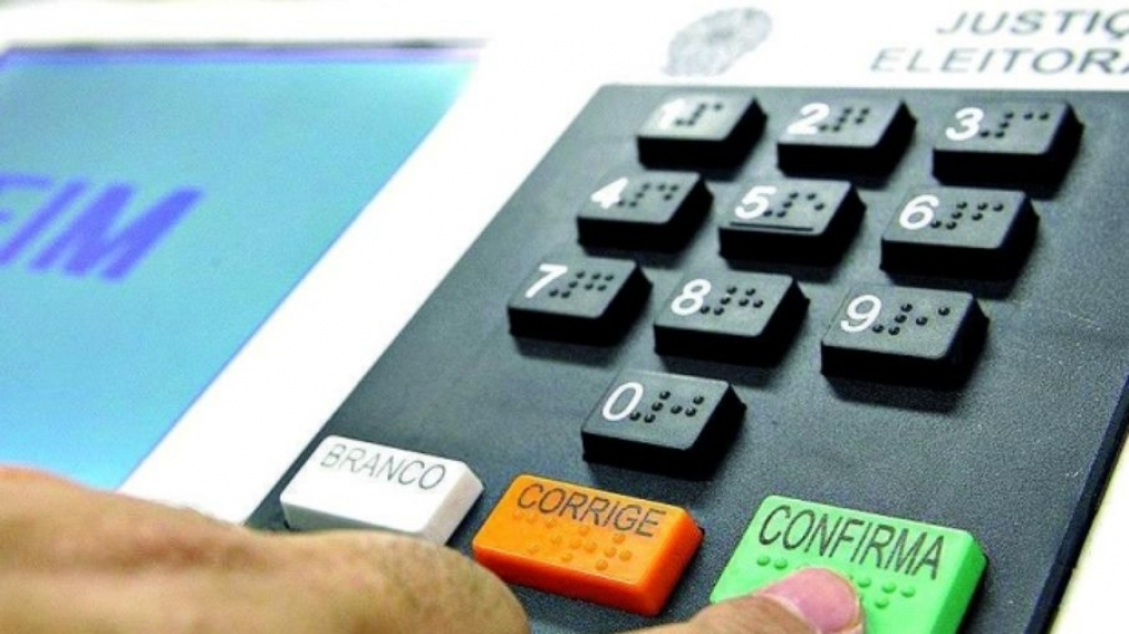 Custo bilionário e inseguranças: entenda os riscos da volta do voto impresso