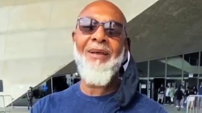 Em vídeo, sambista Mauro Diniz diz que já está imunizado contra Covid-19
