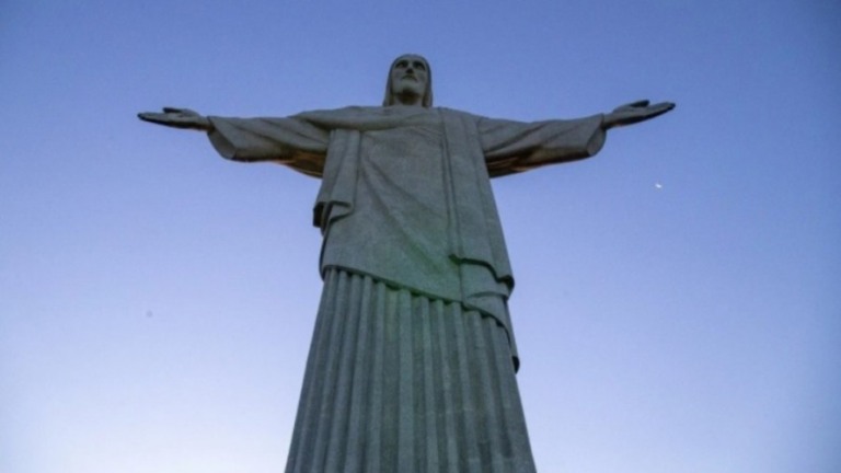 Cristo recebe iluminação para incentivar a vacinação contra a covid-19