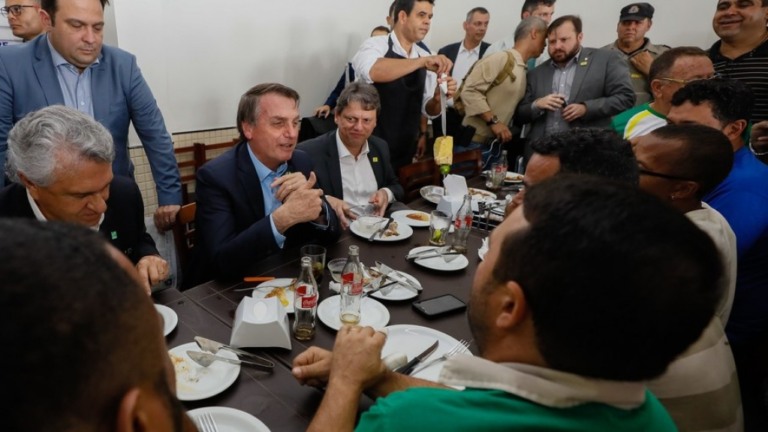 Bolsonaro prepara pacote de benefícios para caminhoneiros; entenda a ideia