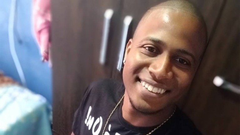 Ex-BBB Luan Patrício trabalha como vendedor de água de coco