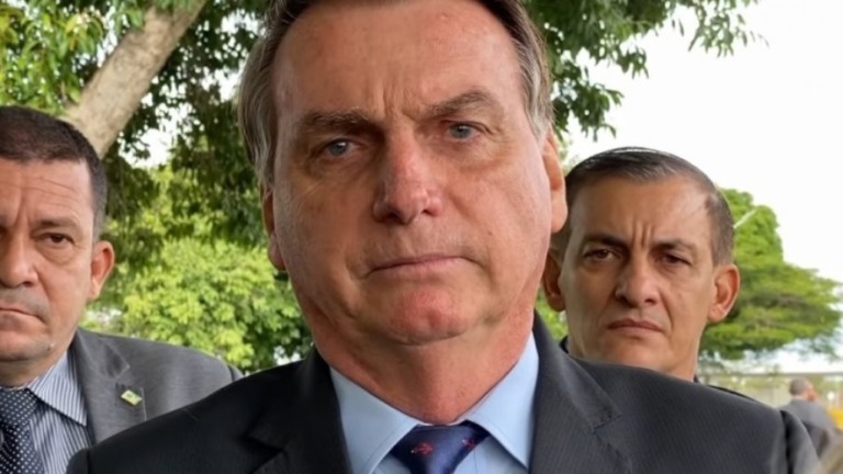Bolsonaro critica isolamento e diz que "tem idiotas que até hoje ficam em casa"