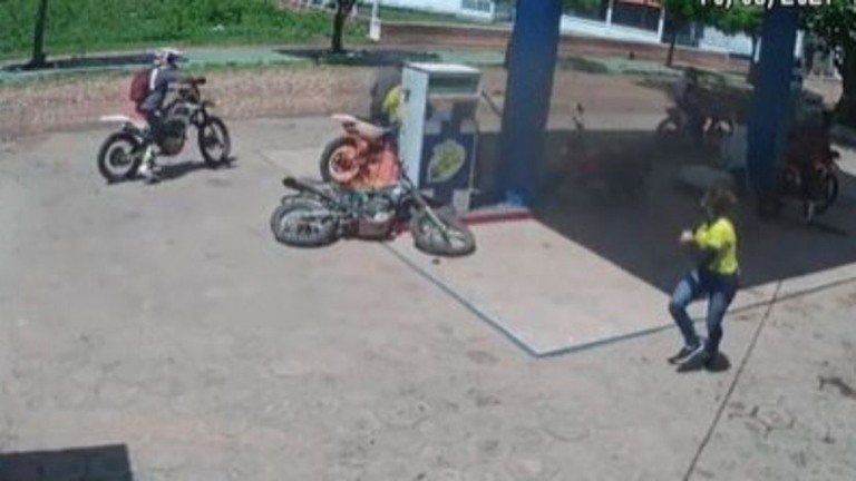 Vídeo: motocicleta pega fogo enquanto é abastecida em posto de gasolina no Ceará