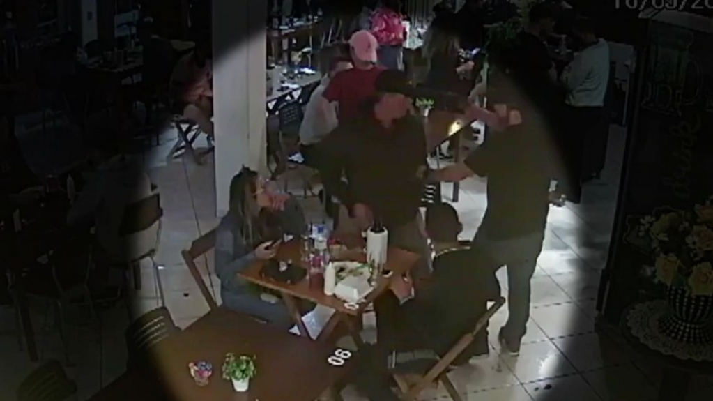 Tiroteio em restaurante deixa dois mortos no Rio Grande do Sul; veja imagens Tiroteio em restaurante deixa dois mortos no Rio Grande do Sul; veja imagens