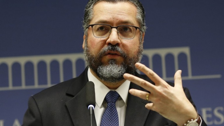Segundo advogado 'até o momento' Ernesto Araújo não pedirá HC para depor na CPI