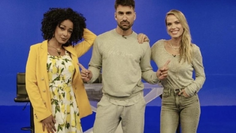 Fora da RedeTV!, Julio Rocha tira fotos do "TV Fama" do seu perfil no Instagram