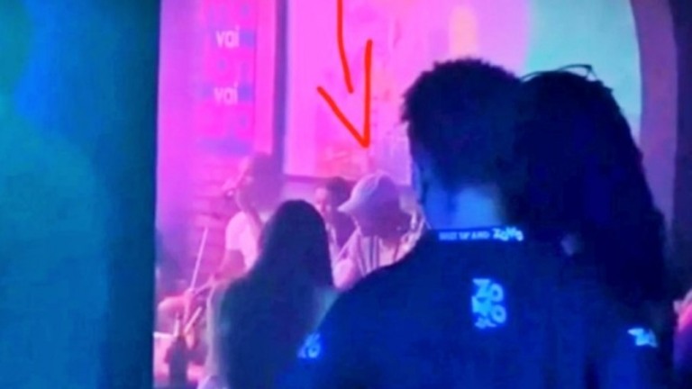 Léo Santana é flagrado em bar sem manter distanciamento social