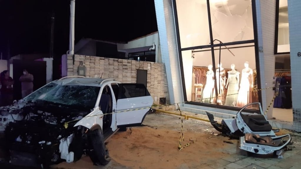 Homem perde controle de carro e bate em duas lojas e em muro de casa em Natal Homem perde controle de carro e bate em duas lojas e em muro de casa em Natal