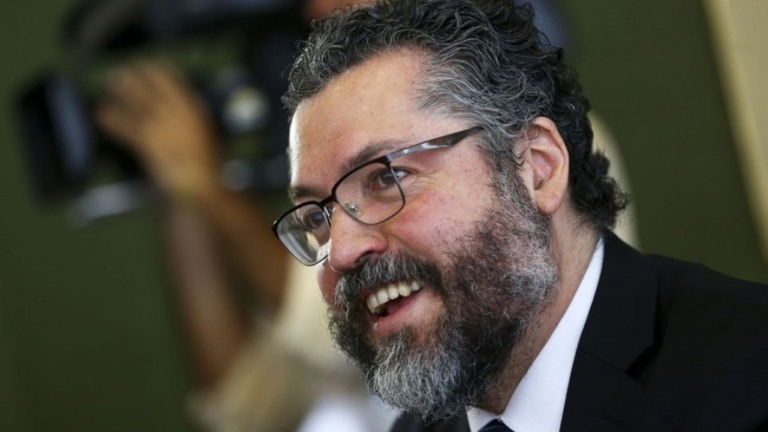 Ernesto Araújo criticou quarentena de Wuhan em artigo publicado em 2020