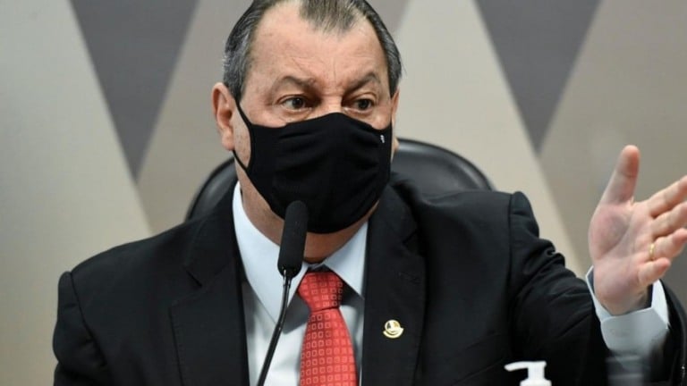"Mortes seriam evitadas se você tivesse agido", diz Aziz para Ernesto na CPI