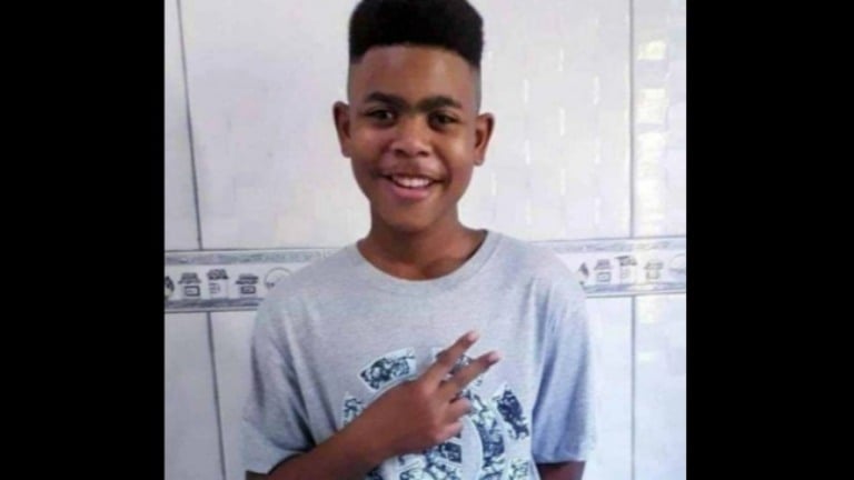 'Transformei luto em luta', diz mãe um ano após a morte do filho João Pedro