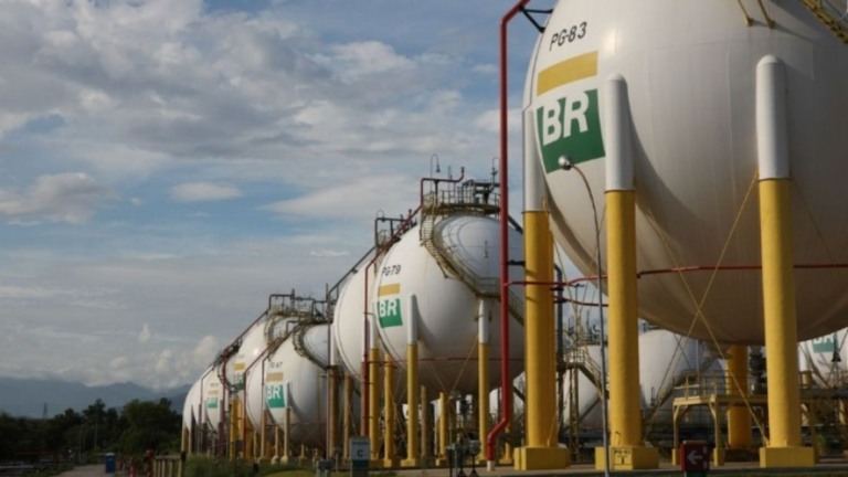 Petrobras não chega a acordo com subsidiária e empregados anunciam greve