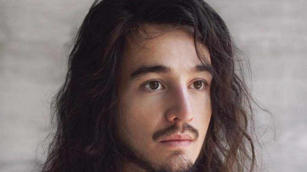 Após sumiço, Tiago Iorc aparece em 'Encontro com Fátima' e surpreende fãs