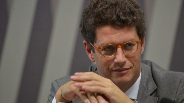 Ricardo Salles e assessor armado vão até a PF exigir informações sobre inquérito