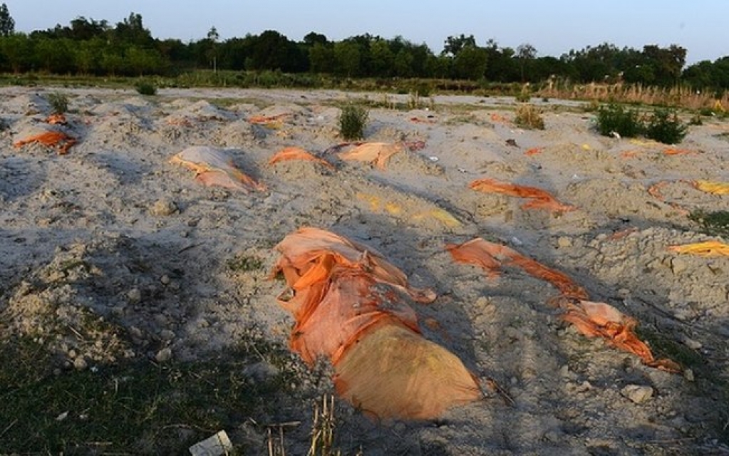 Rio Ganges vira 'cemitério' com corpos flutuantes ou enterrados às margens