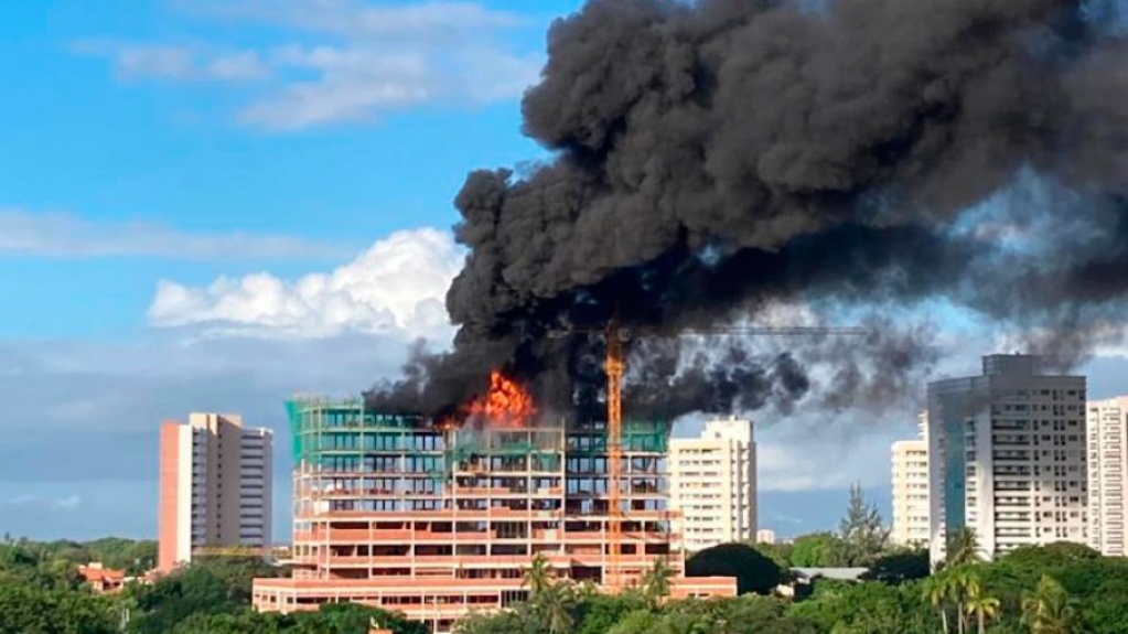 CE: Incêndio de alta proporção atinge maternidade em construção em Fortaleza