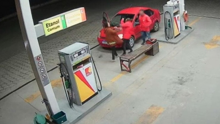 Frentista é agredida após colocar, por engano, R$ 3 a mais de gasolina em carro