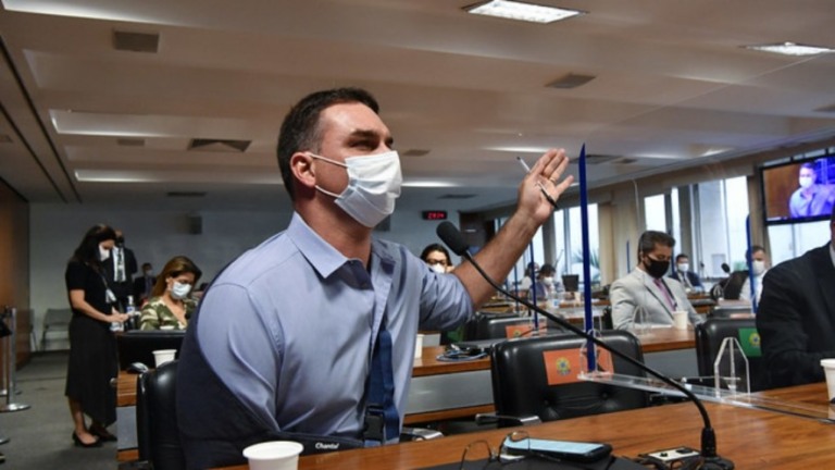 Flávio Bolsonaro diz que Pazuello foi "consistente e esclarecedor" na CPI